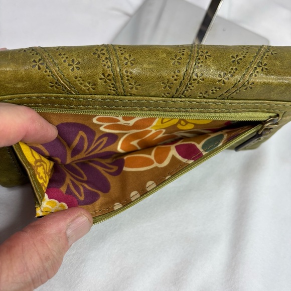 Vintage Fossil Olive Green Leather Wallet with Floral Perforation - Picture 8 of 10